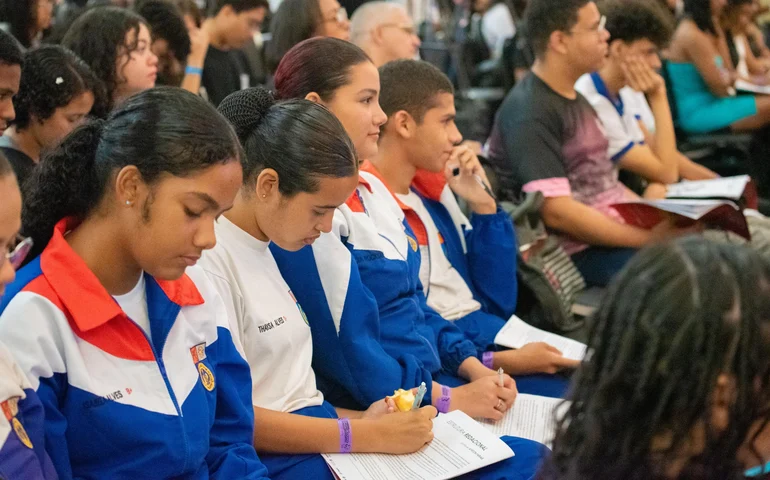 Educação inicia entrega de kits do programa Foca o Enem