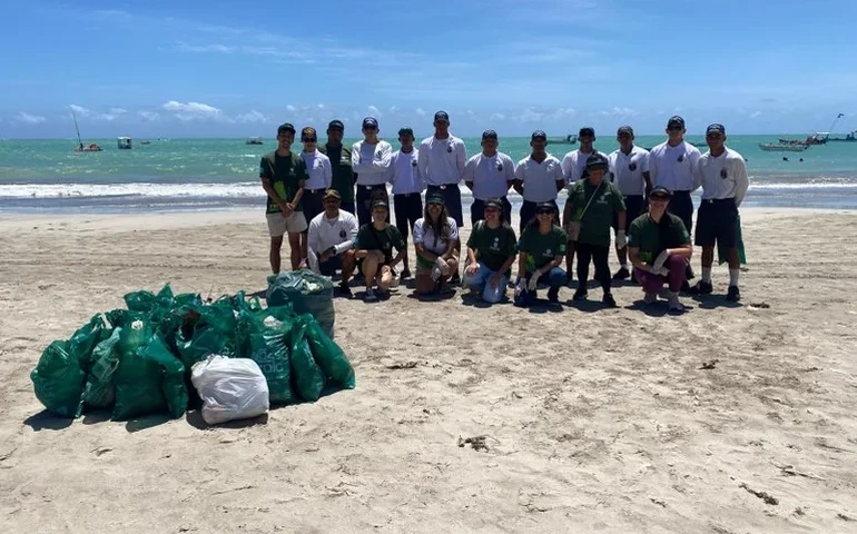 Meio ambiente: Sinpete participa de ação de limpeza na orla de Maceió