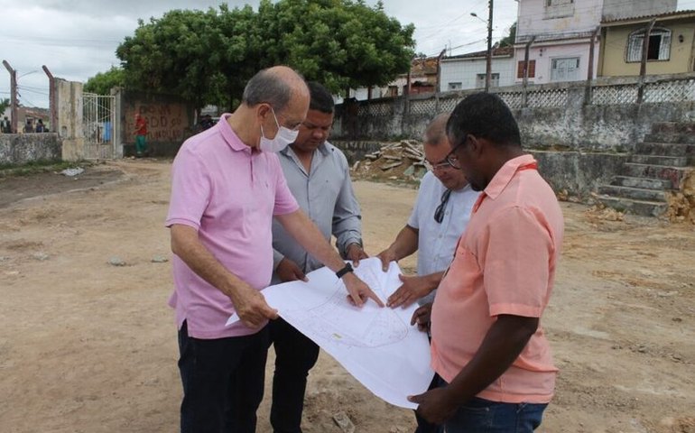 Prefeito Ronaldo Lopes orienta equipe sobre recuperação da quadra e da praça do Raimundinho