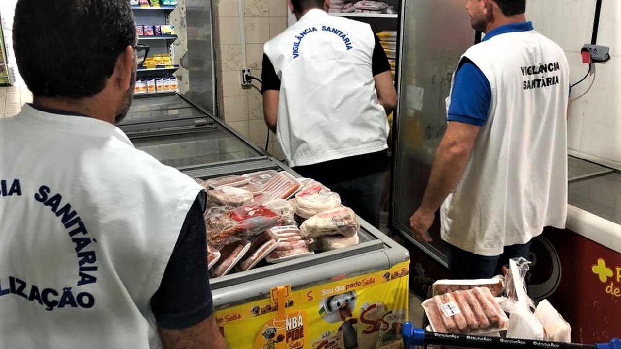 Fiscais apreendem 300kg de produtos e interditam setor de supermercado na Ponta Verde