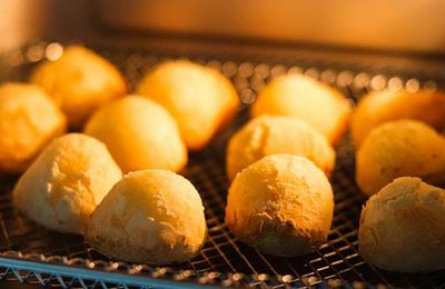 Dia do Pão de Queijo: aprenda a preparar o bolo de pão de queijo crocante por fora e macio por dentro