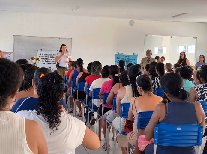 Comitê orienta pais de estudantes da Escola Municipal Irmã Jolenta sobre rede de proteção contra violência à infância em Penedo