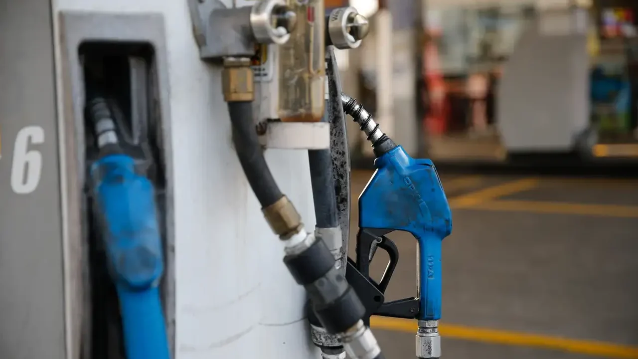 Defasagem da gasolina no Brasil sobe para 19% nesta segunda, diz associação de importadores