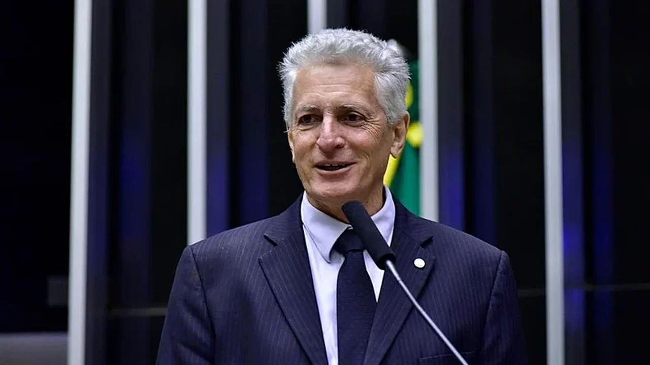 Sob aplausos da extrema direita, Alcolumbre vira símbolo de acordão no Congresso