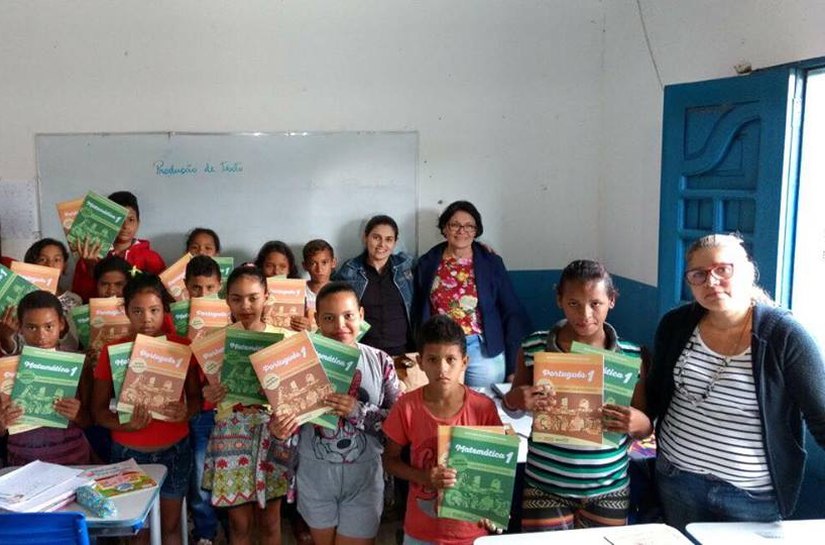 Alunos da rede municipal recebem material do programa ‘Escola 10’