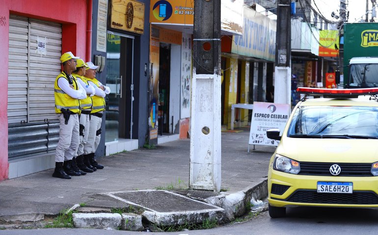 Agentes do Ronda no Bairro atuam em flagrante de furto no Benedito Bentes