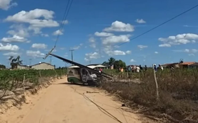 Carro pega fogo após colisão com poste em Feira Grande