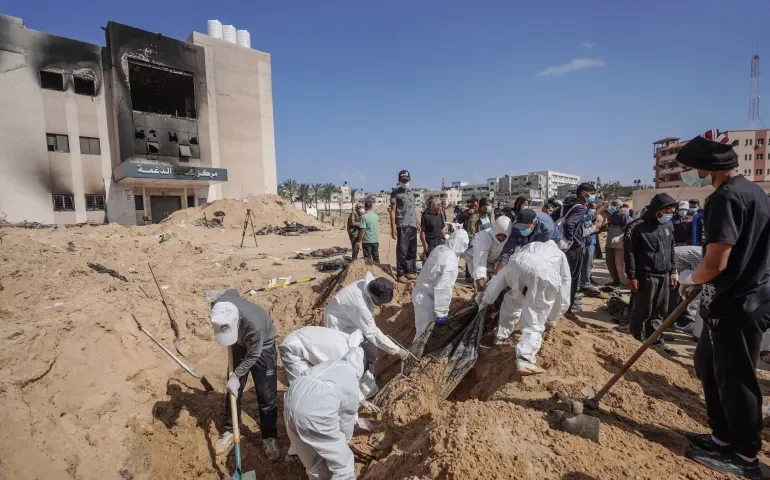 Valas comuns com 300 corpos são encontradas em hospital de Gaza e ONU exige investigação