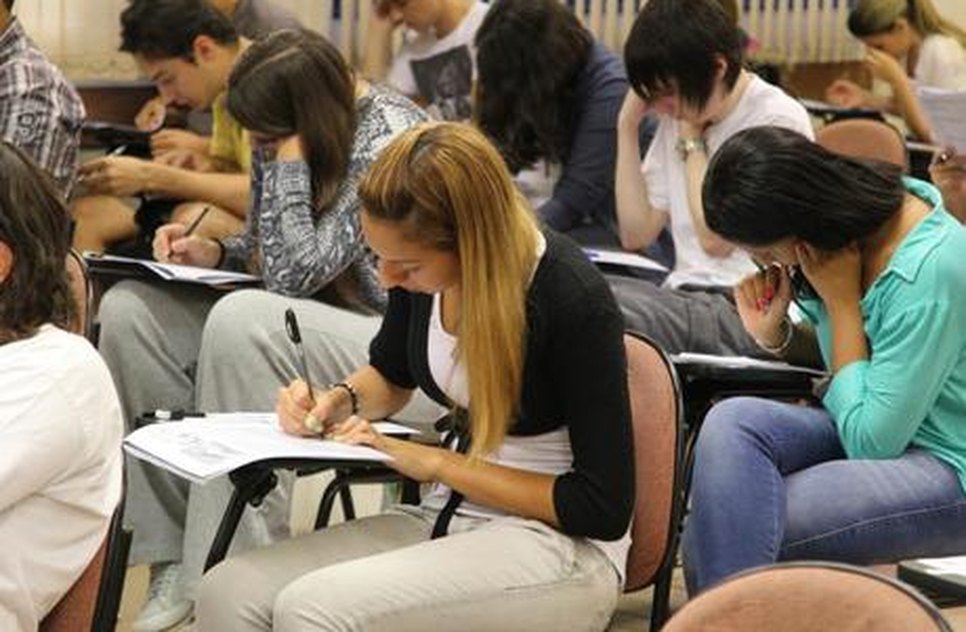ESTUDANTES