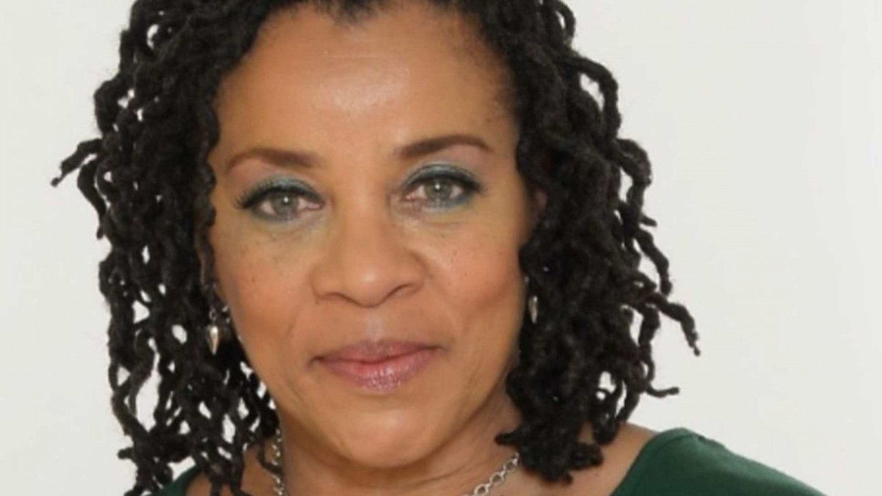 Atriz Josephine Melville morre nos bastidores de peça de teatro