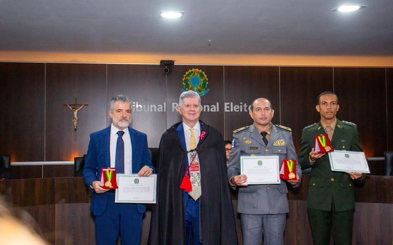 TRE/AL entrega medalha do Mérito Eleitoral a autoridades da Segurança Pública e ao presidente do Coptrel