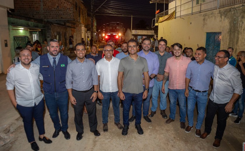 Prefeito JHC vistoria pavimentação da Avenida Gama Lins, abandonada por antigas gestões