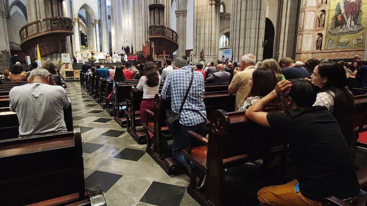 Fiéis se despedem do Papa Francisco em missa na Catedral da Sé (VÍDEOS)