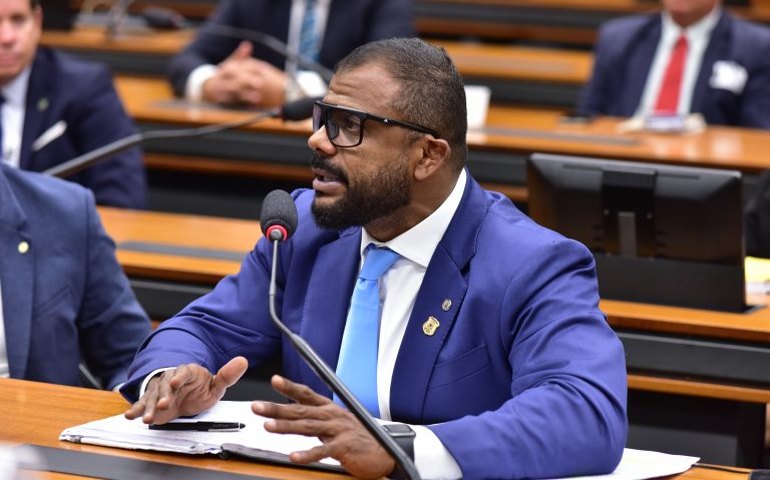 Comissão aprova projeto que assegura manifestação política em estádio