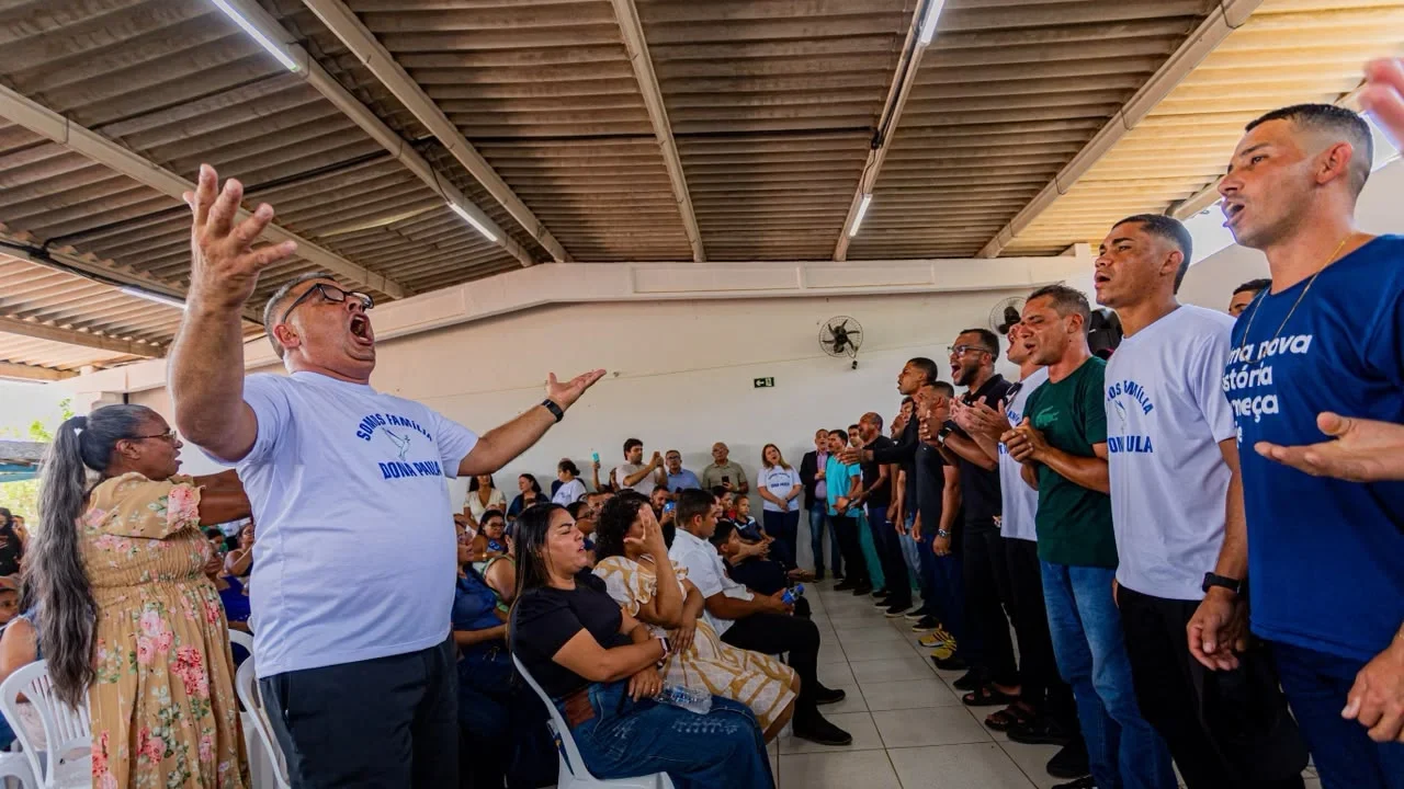 Coral de 60 vozes masculinas emociona público no aniversário da Comunidade Dona Paula