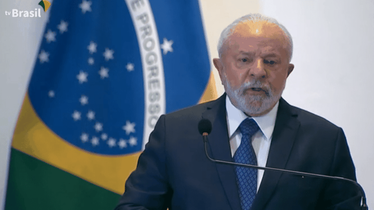 Lula diz que pediu a Dino para fechar 'quase todos' os clubes de tiro