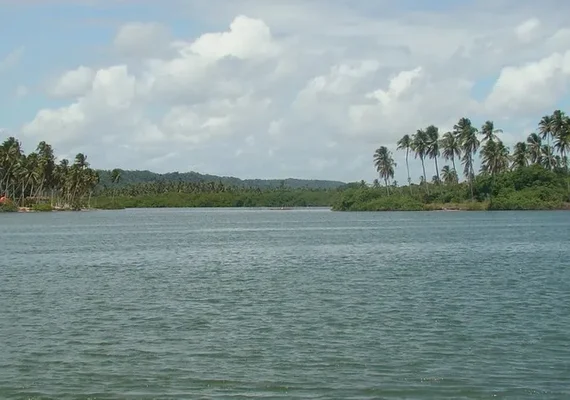 Bombeiros retomam buscas por homem que pulou de catamarã em Marechal Deodoro