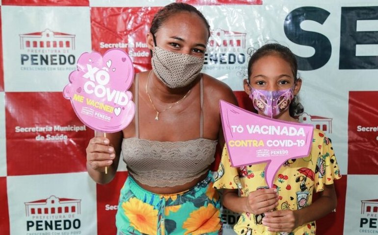Pais conscientes levam filhos para tomar vacina contra Covid em Penedo