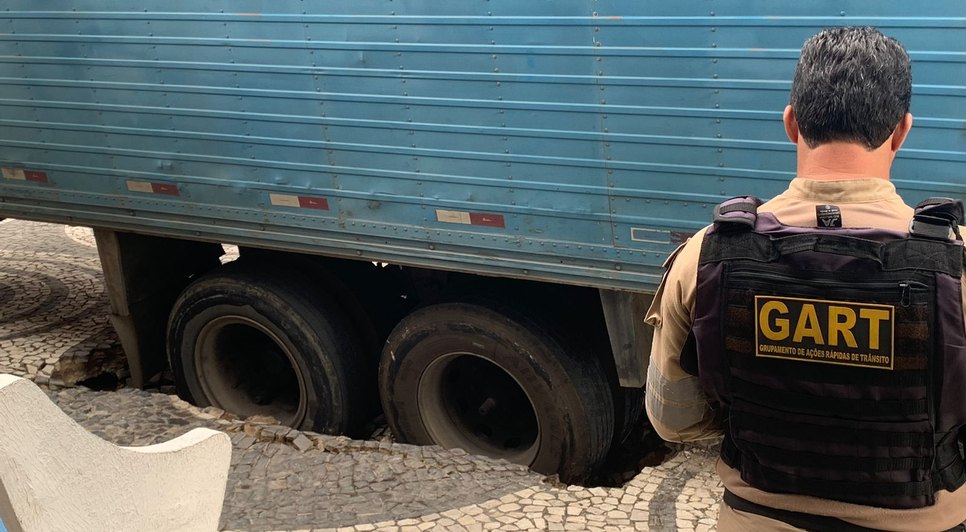 Motorista embriagado erra caminho e afunda carreta no calçadão do Centro de Aracaju