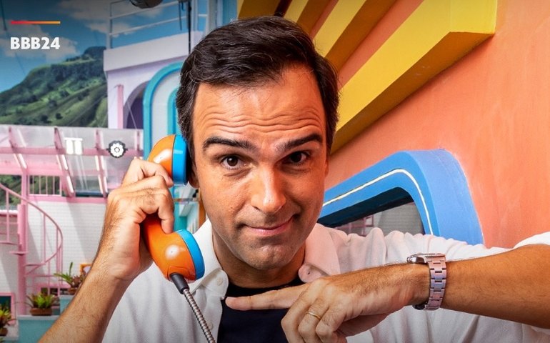 Tadeu Schmidt visita casa do BBB 24 pela primeira vez:  Muito curioso