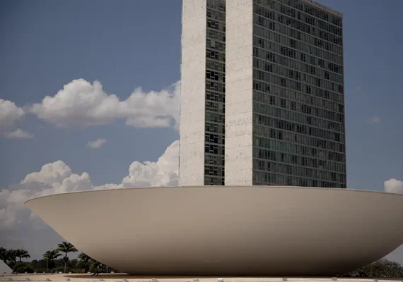 Câmara aprova pena para quem divulgar imagens de nudez geradas por IA