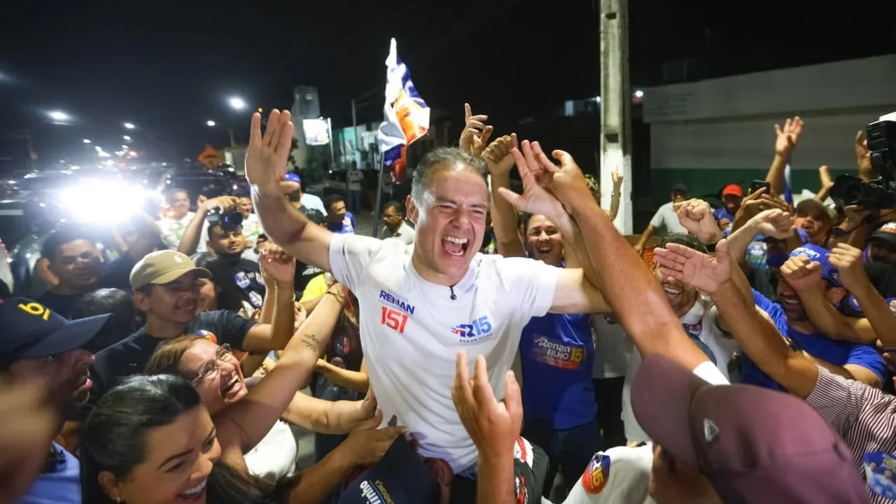 Mais de 5 mil pessoas fazem festa para receber Renan Filho em Olho d’Água das Flores