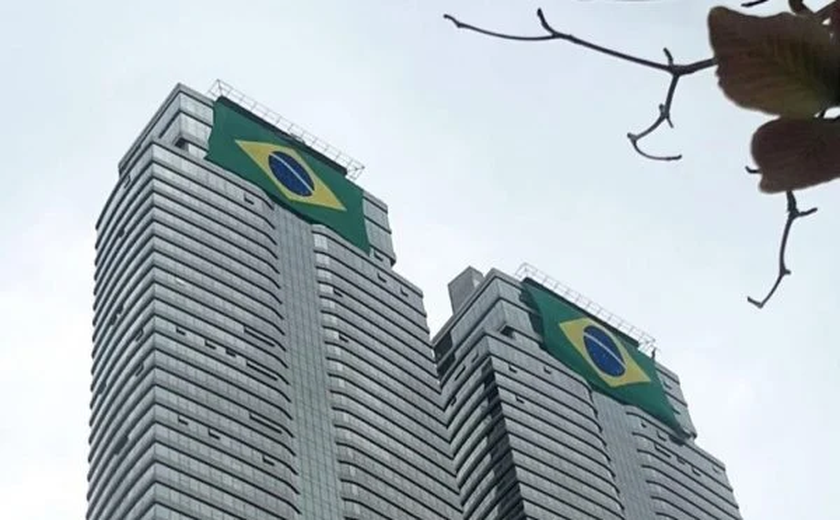 Cobertura de Neymar em SC é ‘forrada’ com bandeira do Brasil