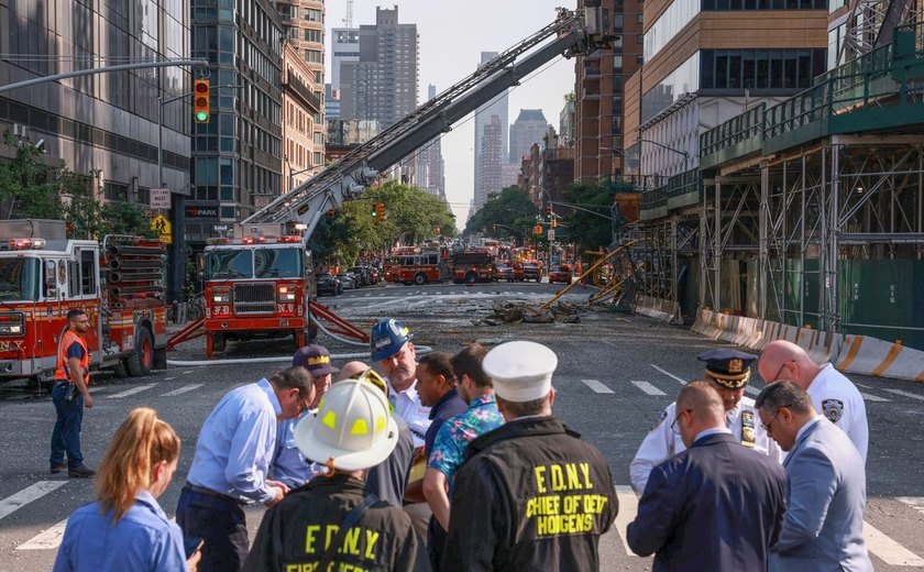 Topo de guindaste cai em rua de Nova York e deixa seis feridos