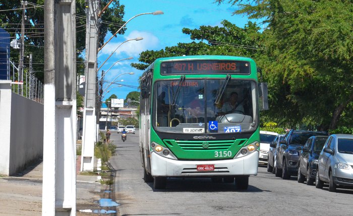 Ônibus da Veleiro no bairro do Poço, em Maceió