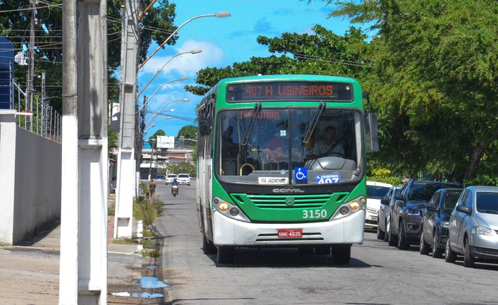 Ônibus da Veleiro no bairro do Poço, em Maceió