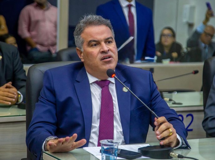 Samyr Malta homenageia Marise Pinto Araújo, professora e referência no Eustáquio Gomes