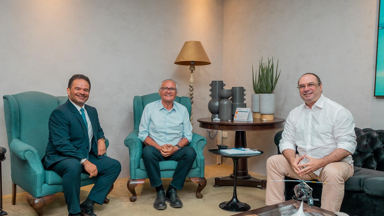 Governador em exercício recebe senador Renan Calheiros e Luciano Barbosa em 1º dia