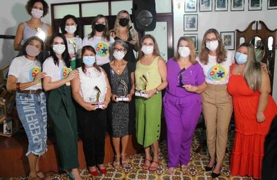 “Quando falamos em liberdade, falamos em feminismo”, diz Andrea Santa Rosa em mesa-redonda