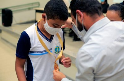 Educação de Coruripe premia alunos, professores e escolas destaques nas Olimpíadas 