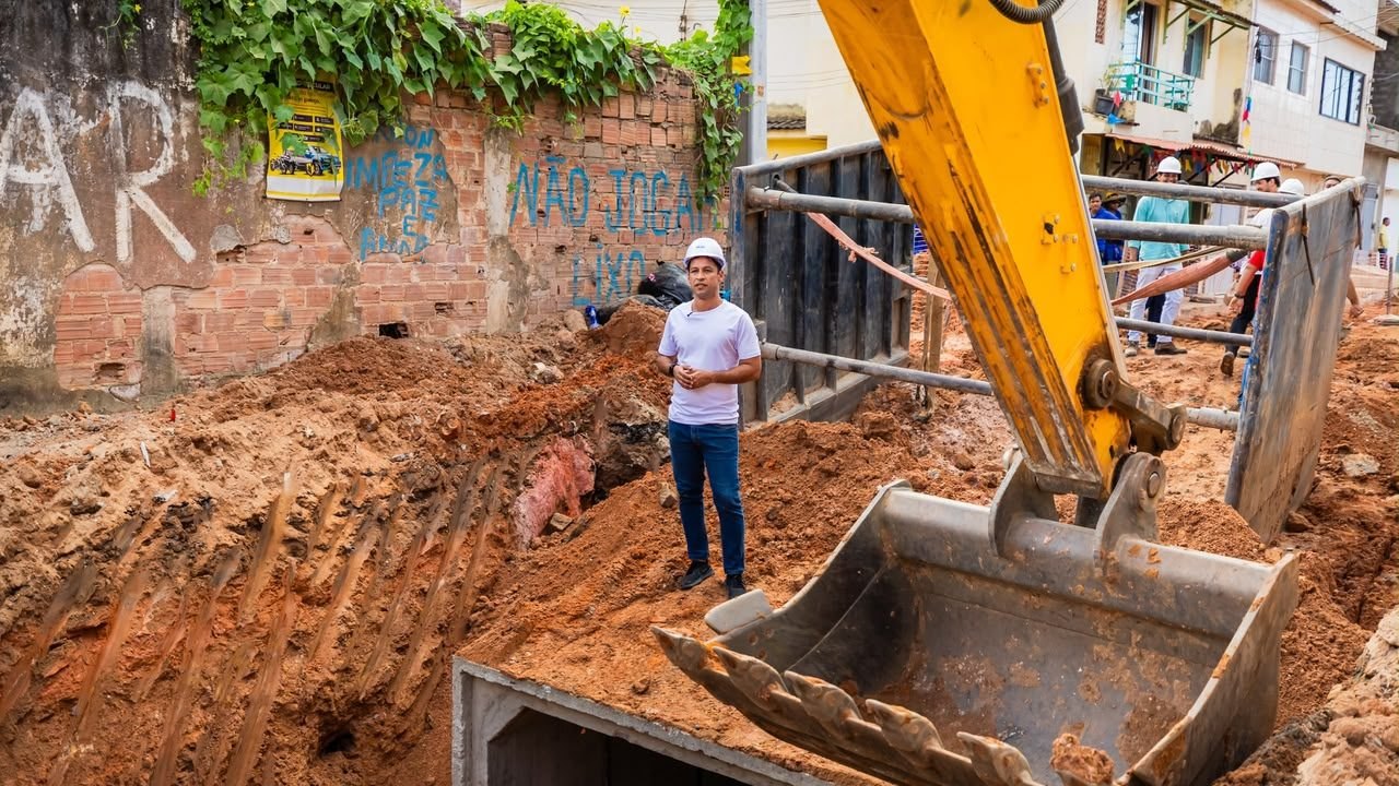 Prefeito Rodrigo Cunha vistoria obra de macrodrenagem da Grota do Ipanema