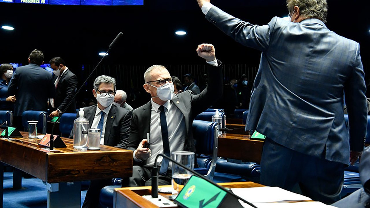 Câmara contraria governo e aprova piso salarial da enfermagem