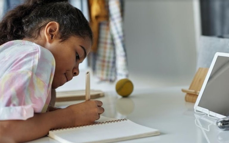 4,8 milhões de estudantes não têm internet em casa para acompanhar as aulas on-line