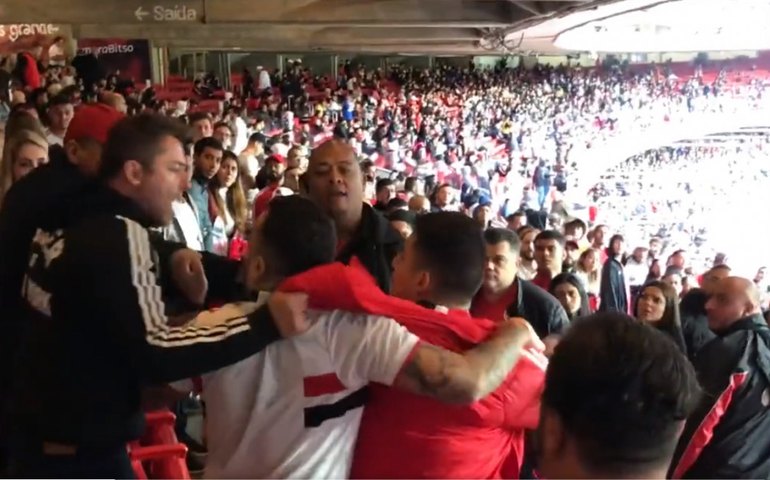 Criança é xingada por torcedores do São Paulo após celebrar gol do Corinthians
