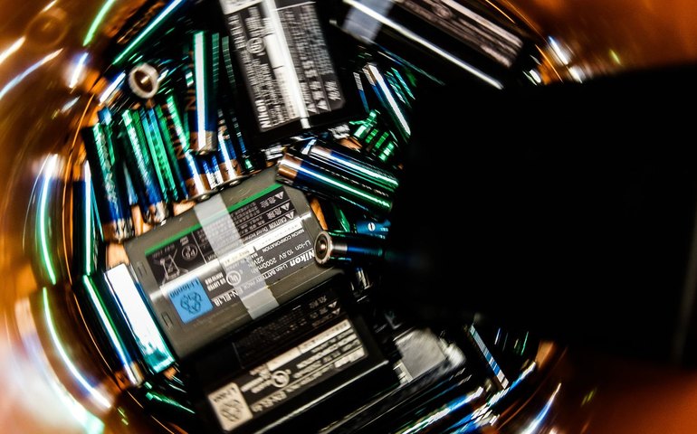 Tecnologia verde: bactérias ajudam a extrair metais raros de baterias velhas; entenda