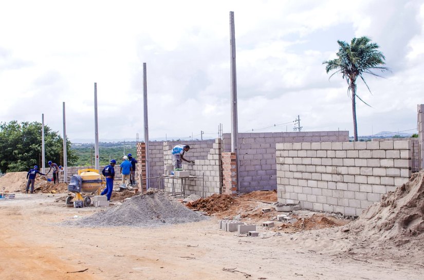 Obras do Loteamento Jardins da Montana geram empregos para moradores de Palmeira; prefeita visita local