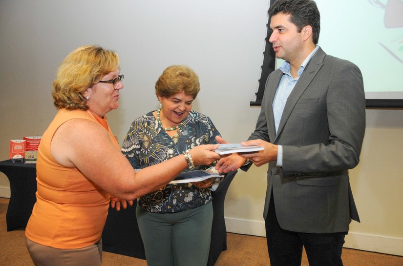 Semed entrega documentos para práticas pedagógicas