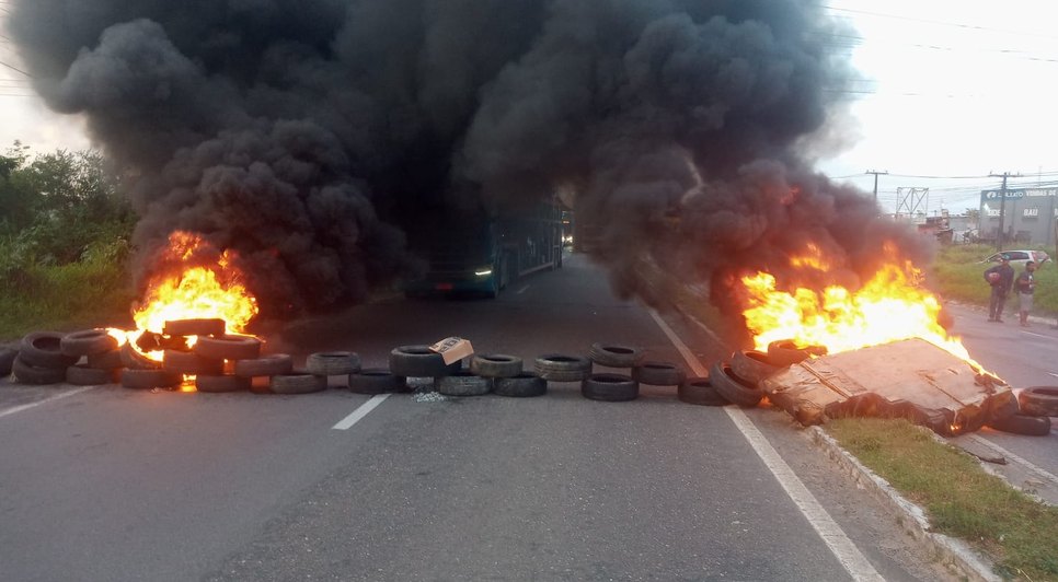Manifestantes queimam pneus e fecham trecho da BR-101 em Sergipe