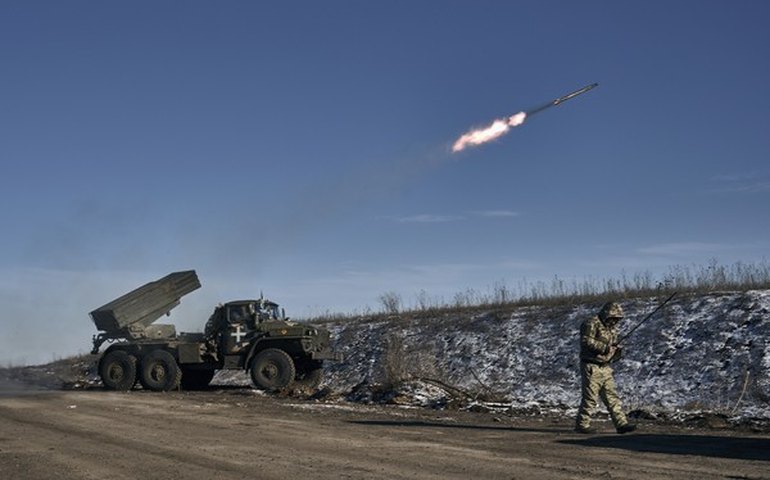 Ucrânia dispara mísseis contra região de fronteira com a Rússia às vésperas de eleição