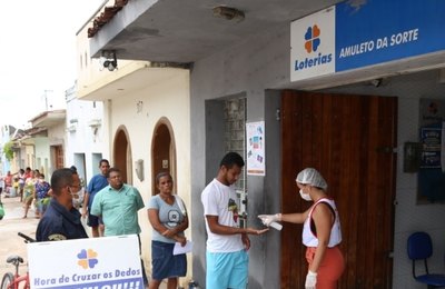 Bancos e estabelecimentos comerciais deverão dispor de equipamentos de proteção para população