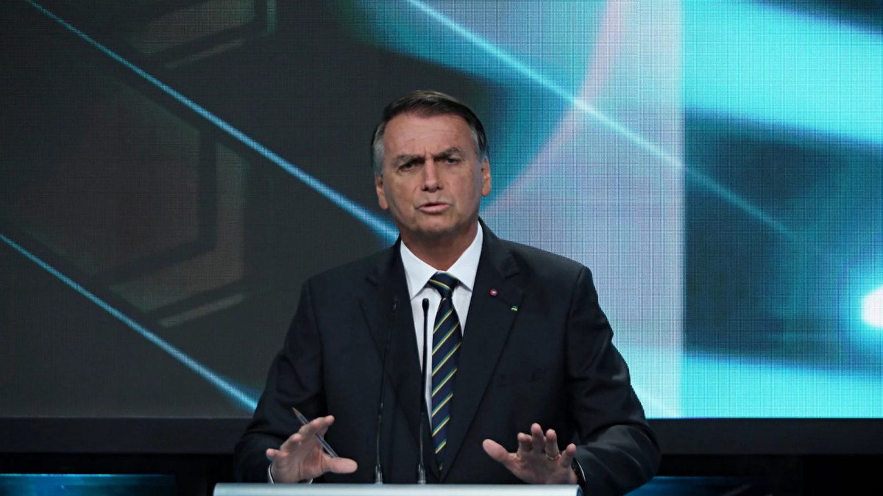 Bolsonaro volta a defender armas e diz que resolverá decretos depois das eleições