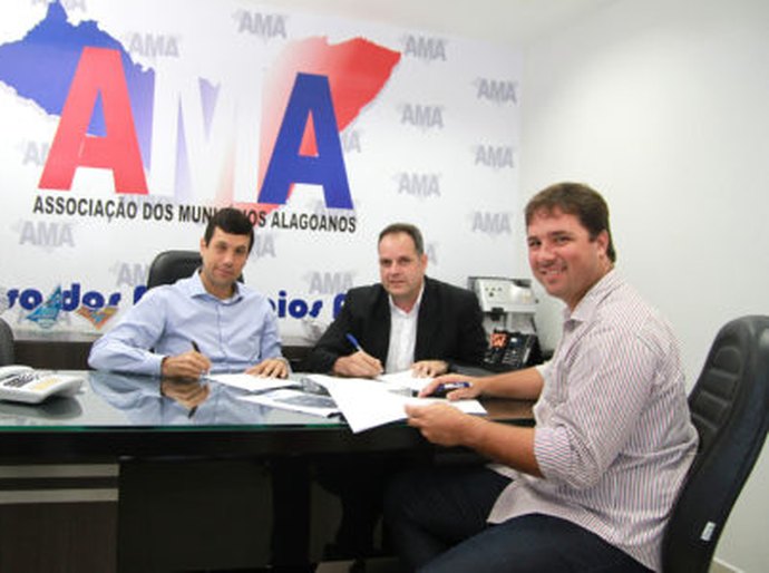 Fábrica de carteiras de trabalho é apresentada durante reunião na AMA