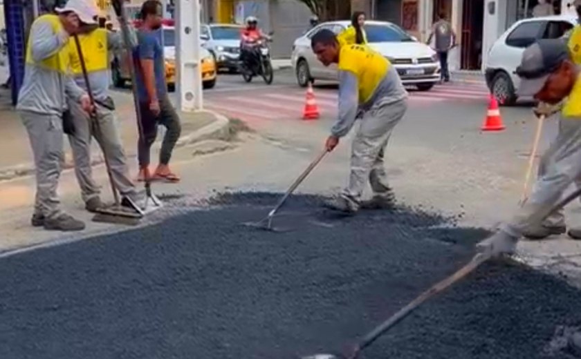 Prefeitura segue recuperando vias no centro e em bairros de Arapiraca