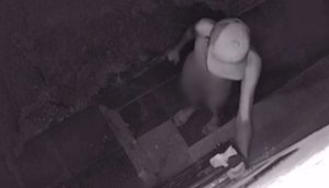 Homem é flagrado tentanto invadir casas totalmente nu em Aracaju / Foto: Foto: Portal A8SE/Reprodução