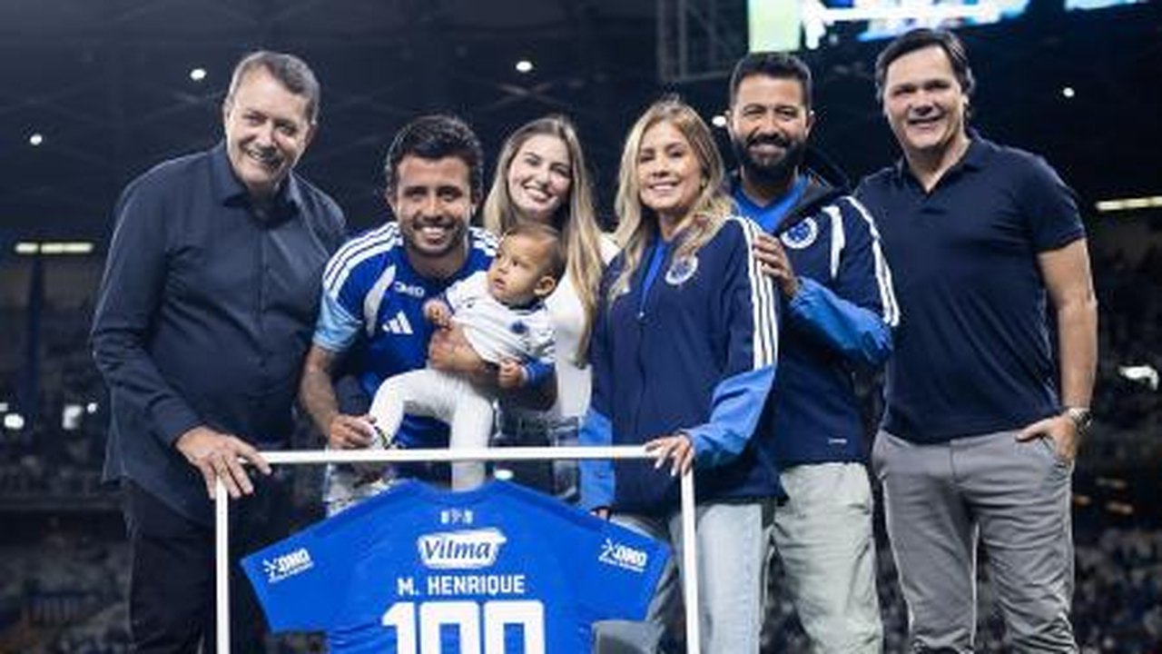 Matheus Henrique é homenageado pelo Cruzeiro antes de jogo contra o Remo