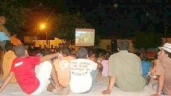 Moradores do povoado assistindo ao filme
